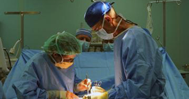 This is a picture of doctos performing a surgery that symbolizes a transvaginal mesh surgery lawsuit lawyer.