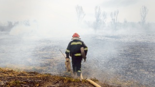 This is a picture of a fire fighter working to contain a wildfire that symbolizes a Smokehouse Creek fire lawyer and Texas Panhandle wildfire lawsuit.